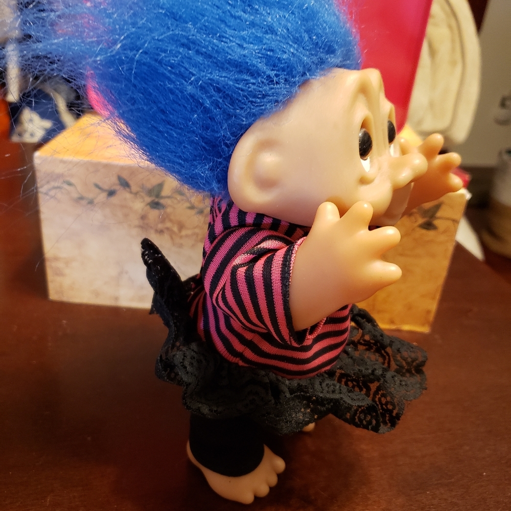 This troll doll can move  So to for Easter - Picture 8 of 12